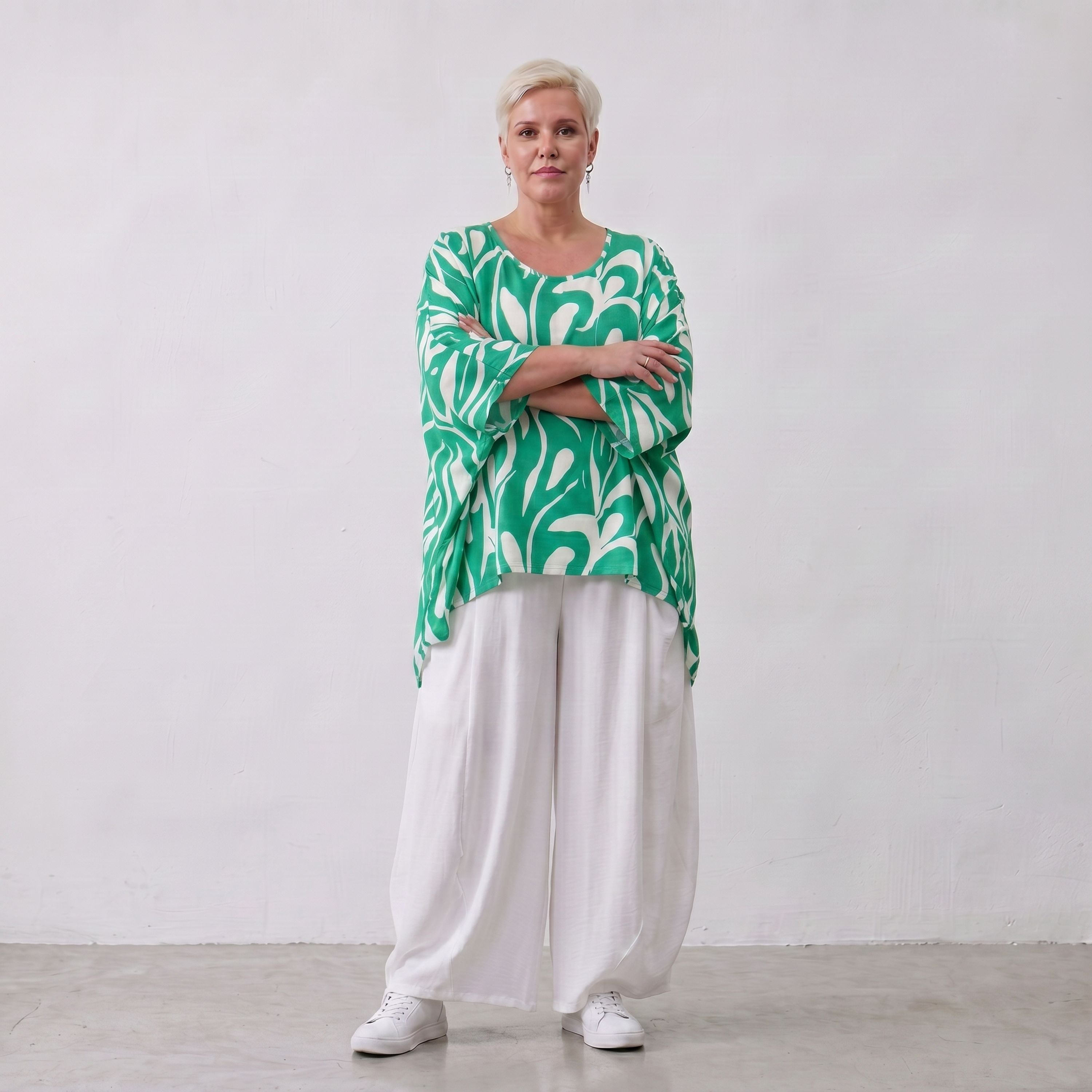 Lässiges Oversized Shirt in Grün mit weißem Muster sowie Vorne kurz Hinten langem Schnitt