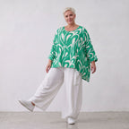 Lässiges Oversized Shirt in Grün mit weißem Muster sowie Vorne kurz Hinten langem Schnitt