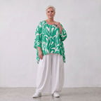 Lässiges Oversized Shirt in Grün mit weißem Muster sowie Vorne kurz Hinten langem Schnitt