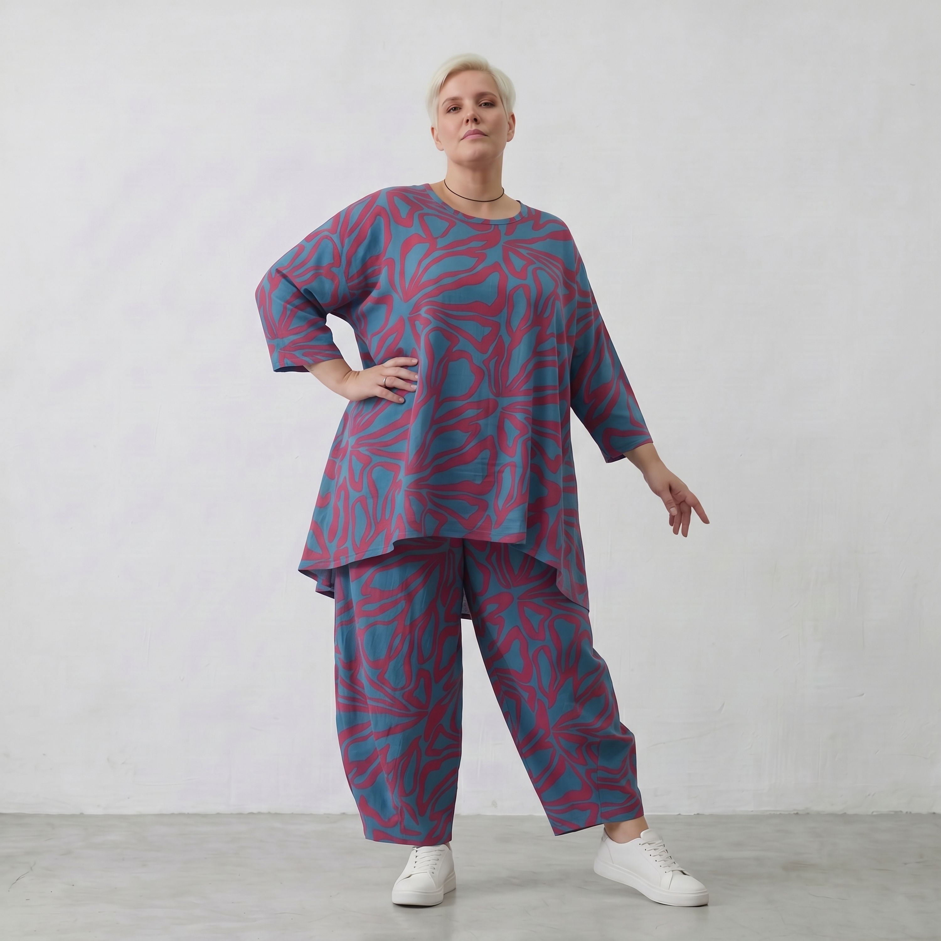 Bigshirt in Blau Rot mit floralem Muster A-Form Rundhals und Dreiviertelarm luftig weit