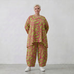 Apfelgrünes Bigshirt in A-Form mit roten Blumen Leinenoptik und Dreiviertelarm Rundhals