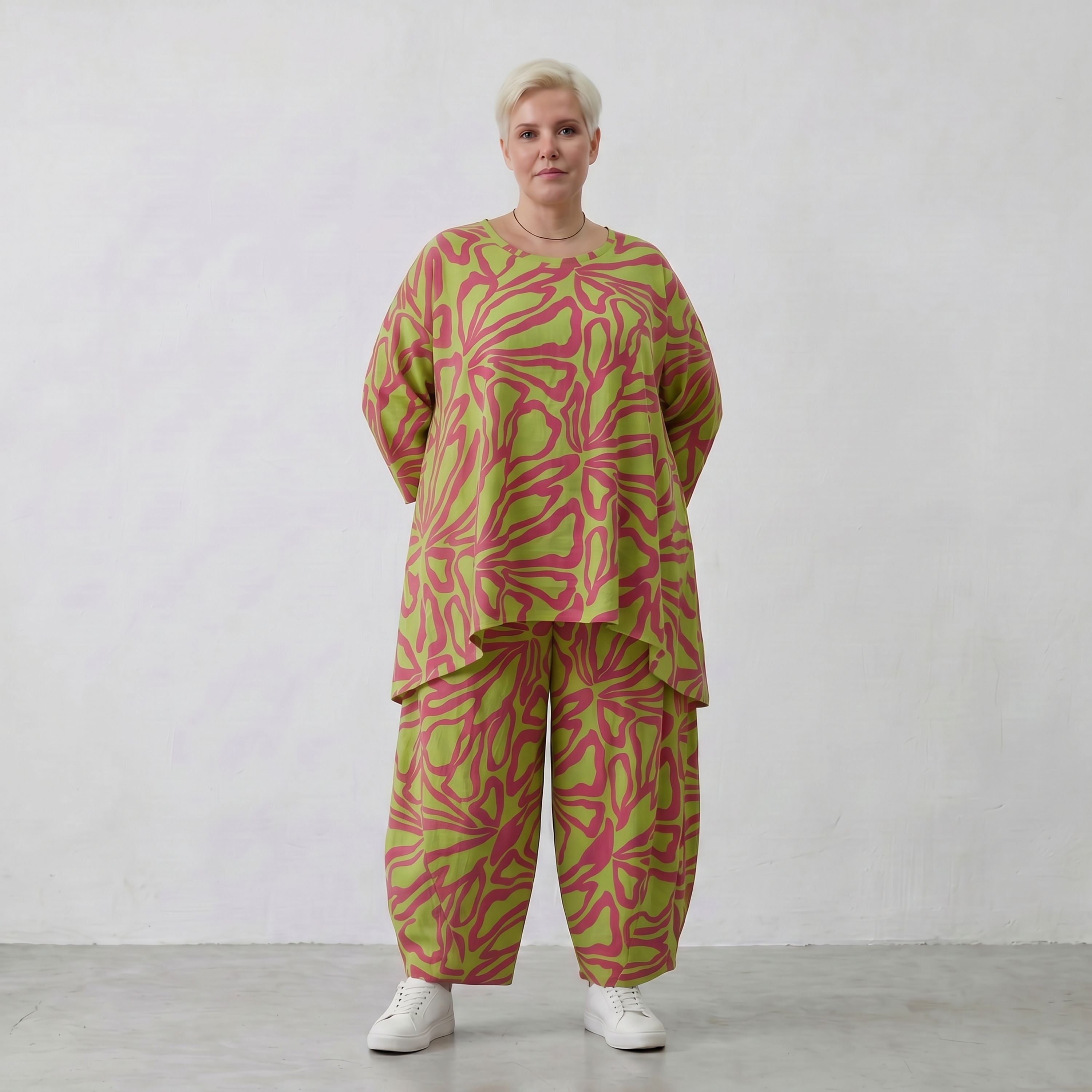 Apfelgrünes Bigshirt in A-Form mit roten Blumen Leinenoptik und Dreiviertelarm Rundhals