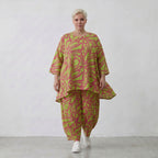 Apfelgrünes Bigshirt in A-Form mit roten Blumen Leinenoptik und Dreiviertelarm Rundhals