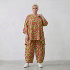 Apfelgrünes Bigshirt in A-Form mit roten Blumen Leinenoptik und Dreiviertelarm Rundhals