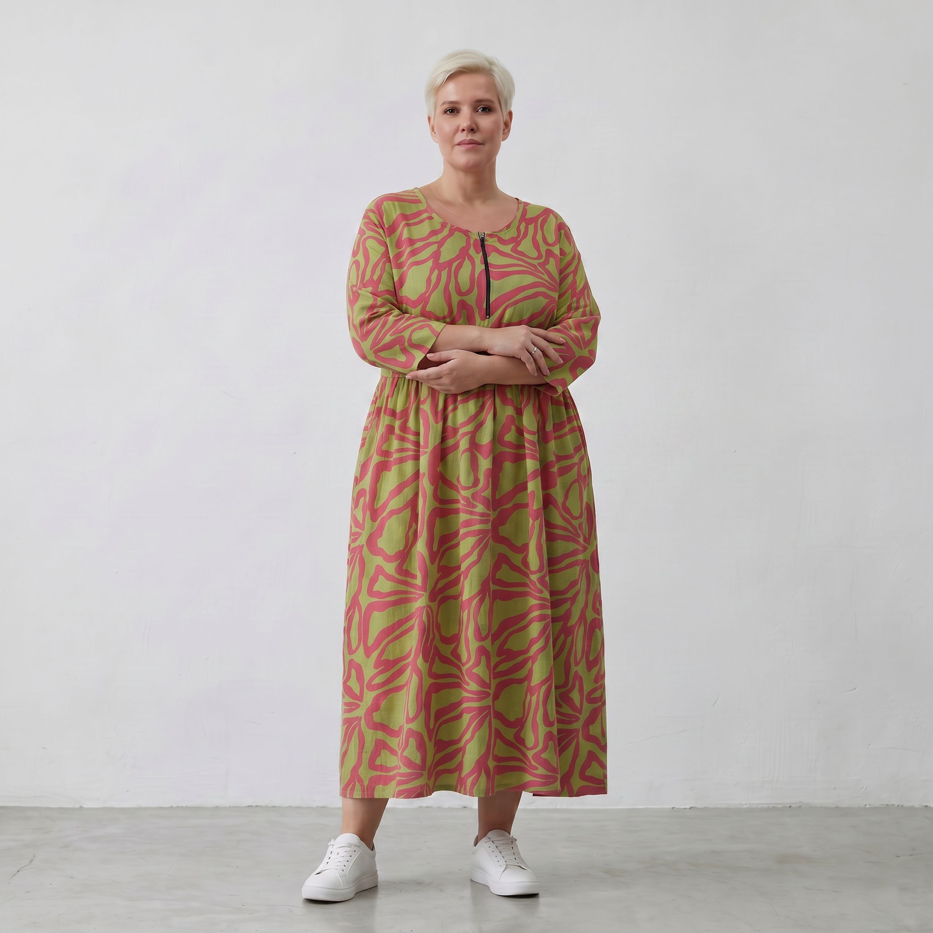 Ballonkleid in apfelgrüner Leinenoptik mit roten Blüten Rundhals und Seitennahttaschen