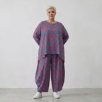 Blaue Ballonhose mit rotem Blumenmuster in Leinenoptik und weiten Beinen mit Taschen