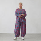 Blaue Ballonhose mit rotem Blumenmuster in Leinenoptik und weiten Beinen mit Taschen