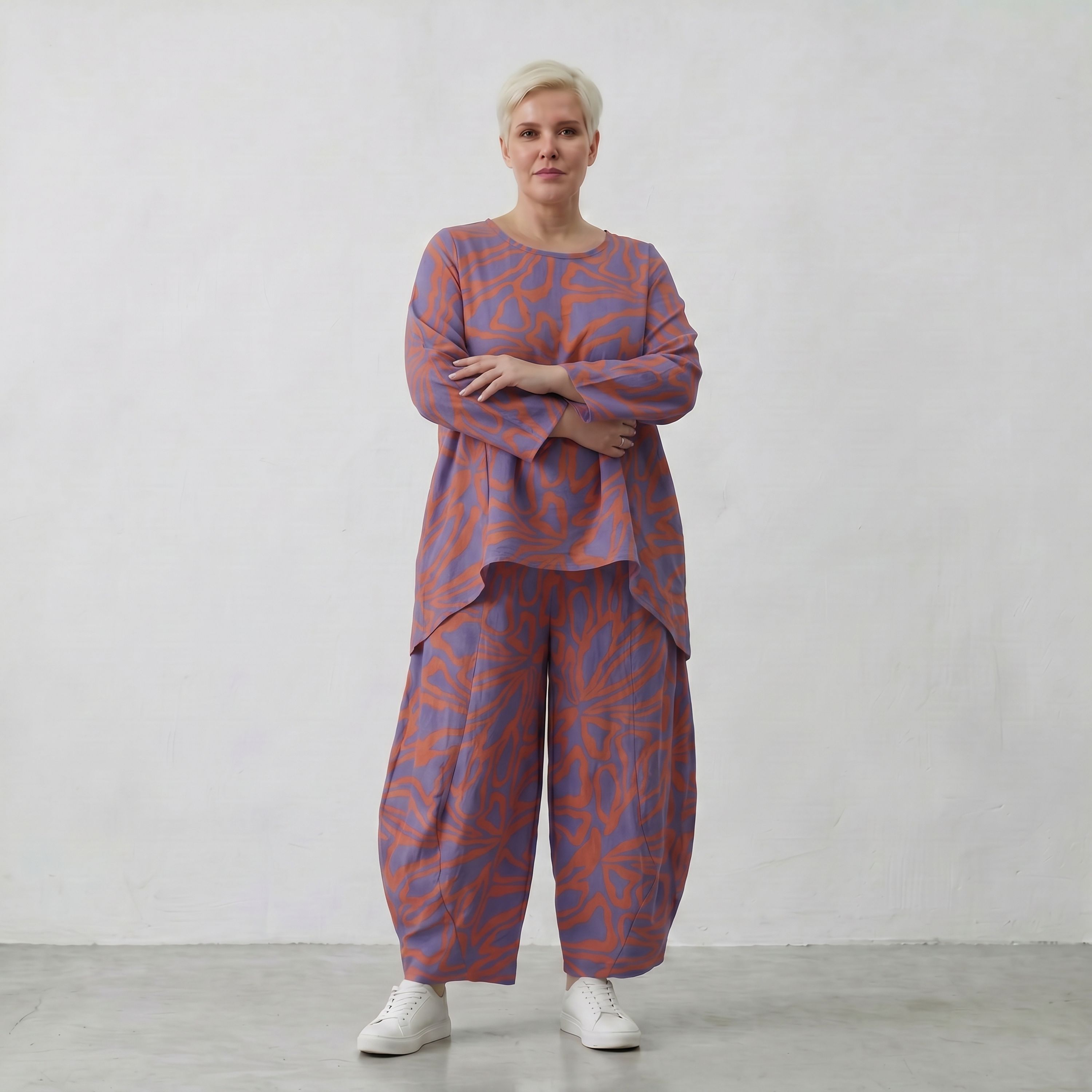 Kastiges Bigshirt in Lila Orange mit Blumendruck Leinenoptik und längerem Rückenteil