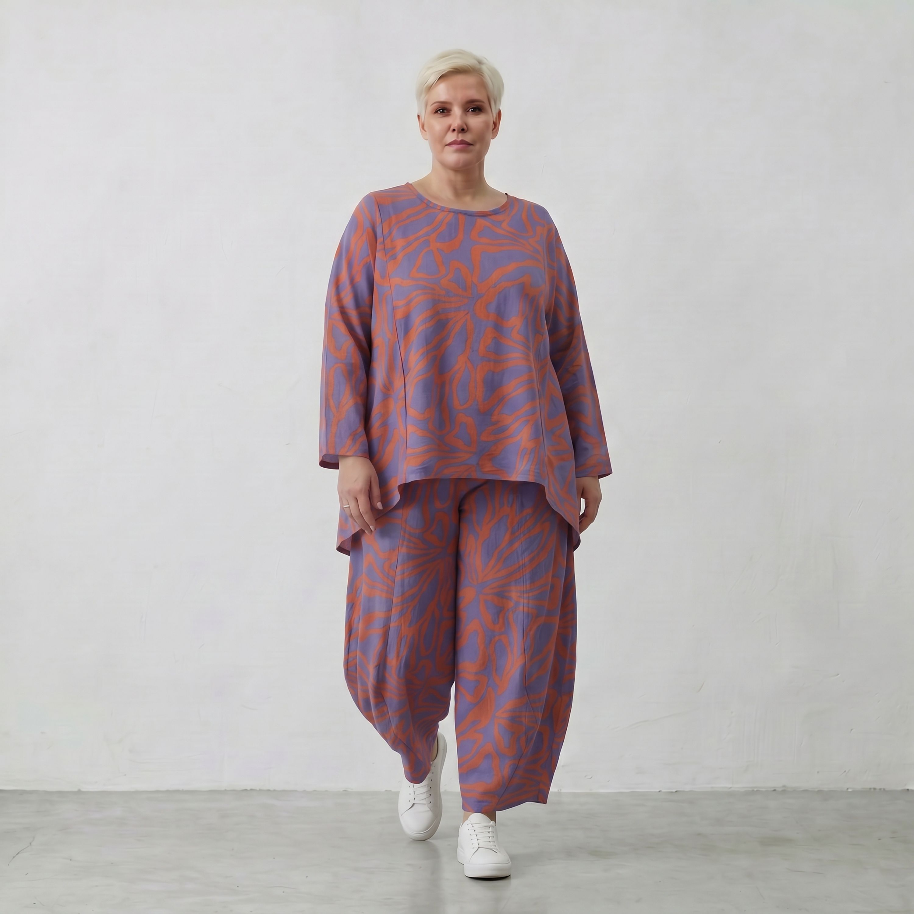 Kastiges Bigshirt in Lila Orange mit Blumendruck Leinenoptik und längerem Rückenteil
