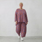 Ballonhose in lilaorange mit Blumenprint weit geschnitten und tiefen aufgesetzten Taschen