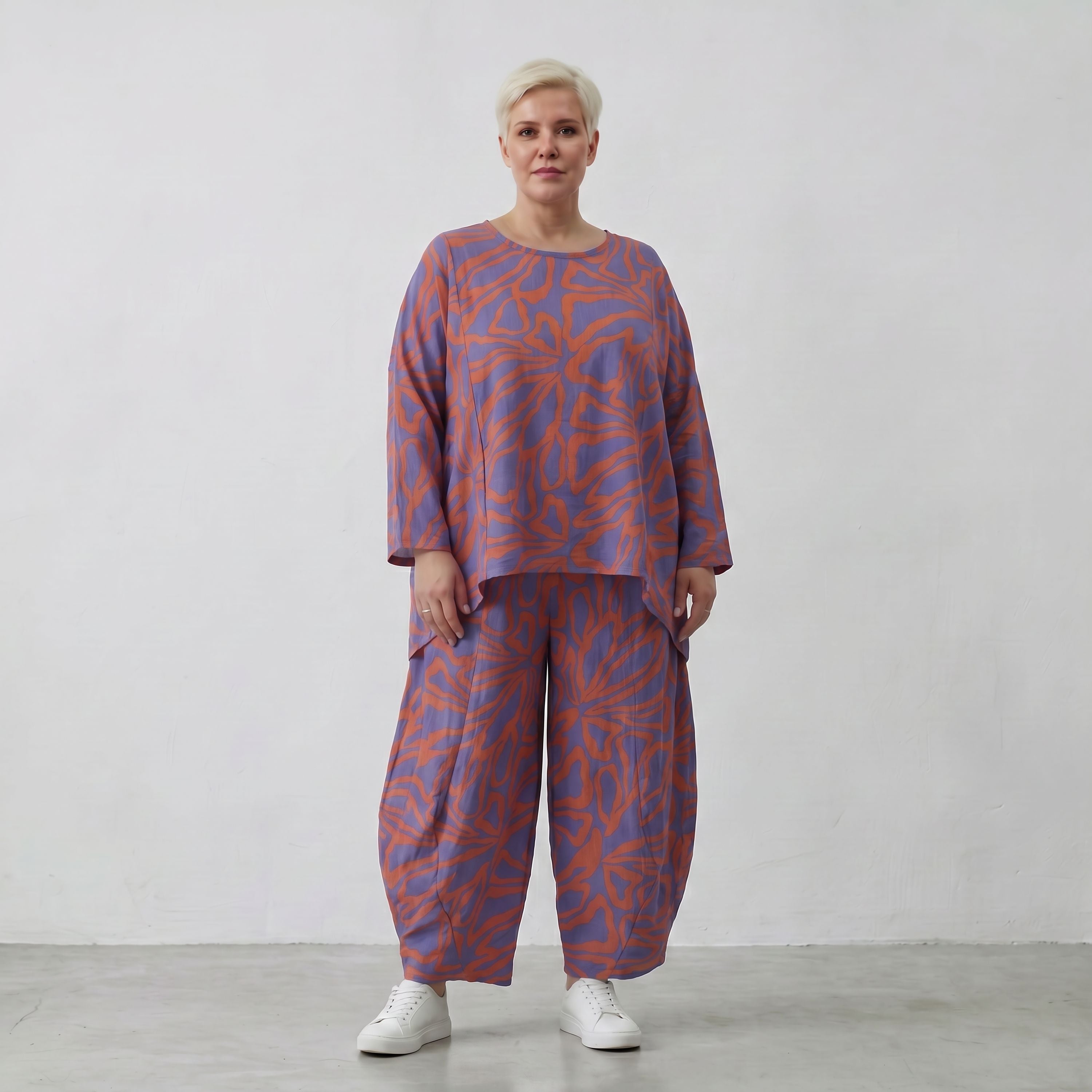 Kastiges Bigshirt in Lila Orange mit Blumendruck Leinenoptik und längerem Rückenteil