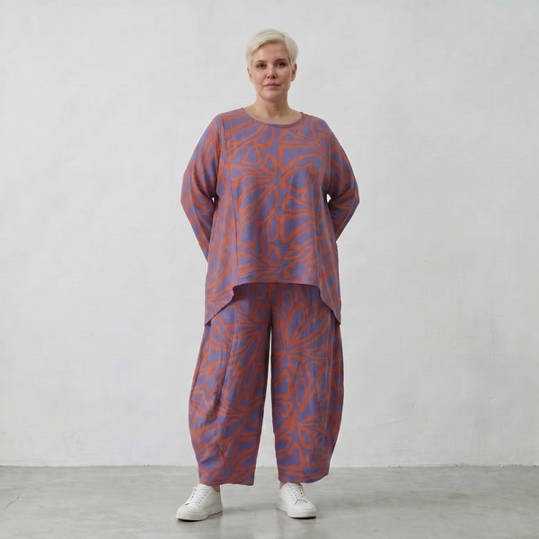 Ballonhose in lilaorange mit Blumenprint weit geschnitten und tiefen aufgesetzten Taschen