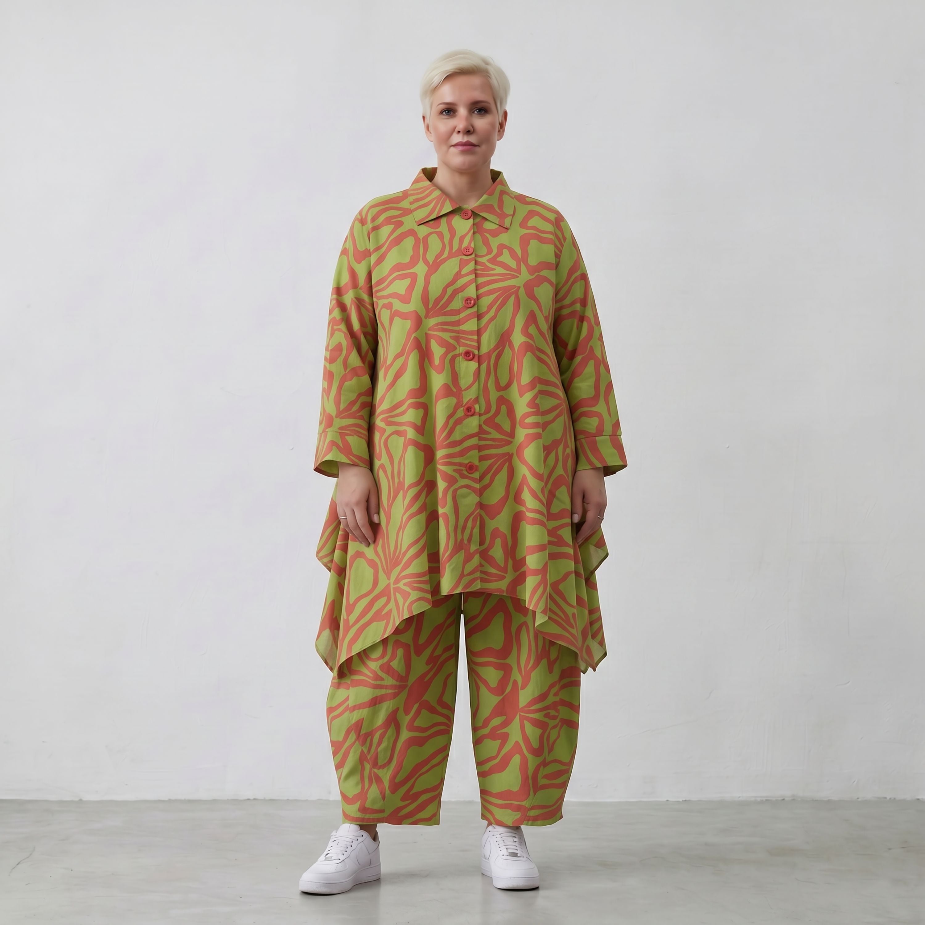 Apfelgrüne A-Form Jacke mit rotem Blumenmuster locker fallend mit Zipfelsaum und Taschen