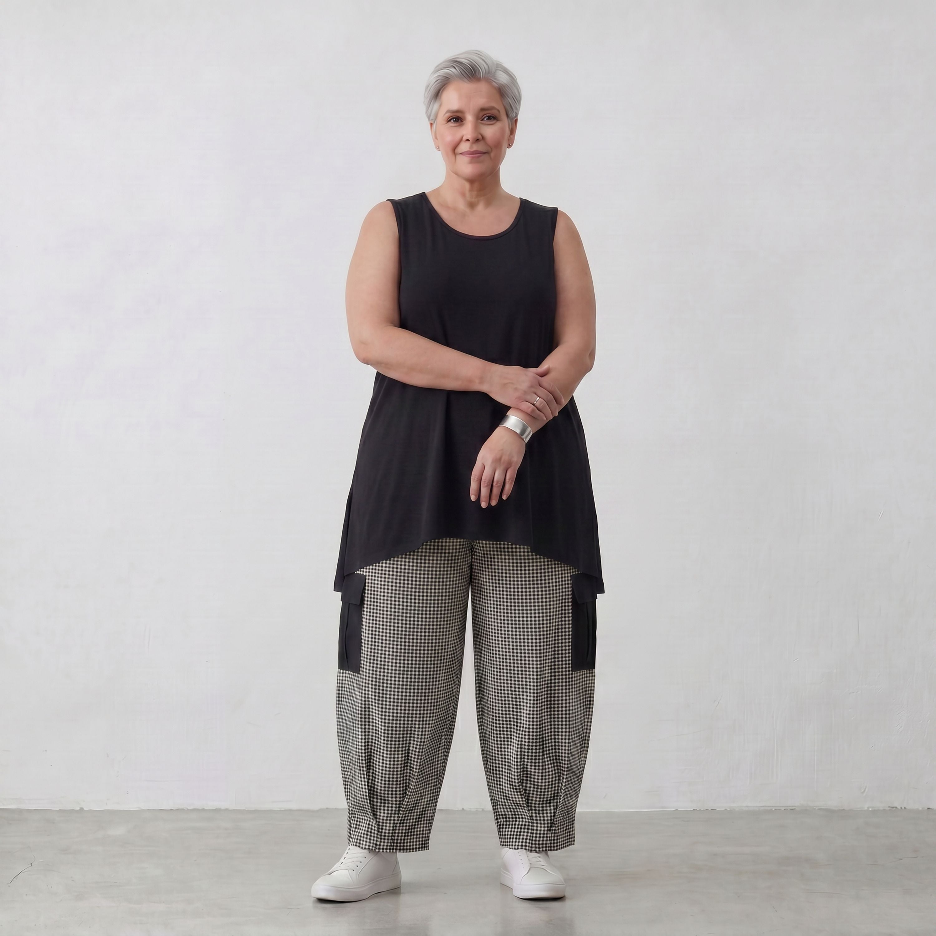 Ballonhose aus fließender Bengaline in Schwarz und Weiß mit elastischem Bund und Biesen