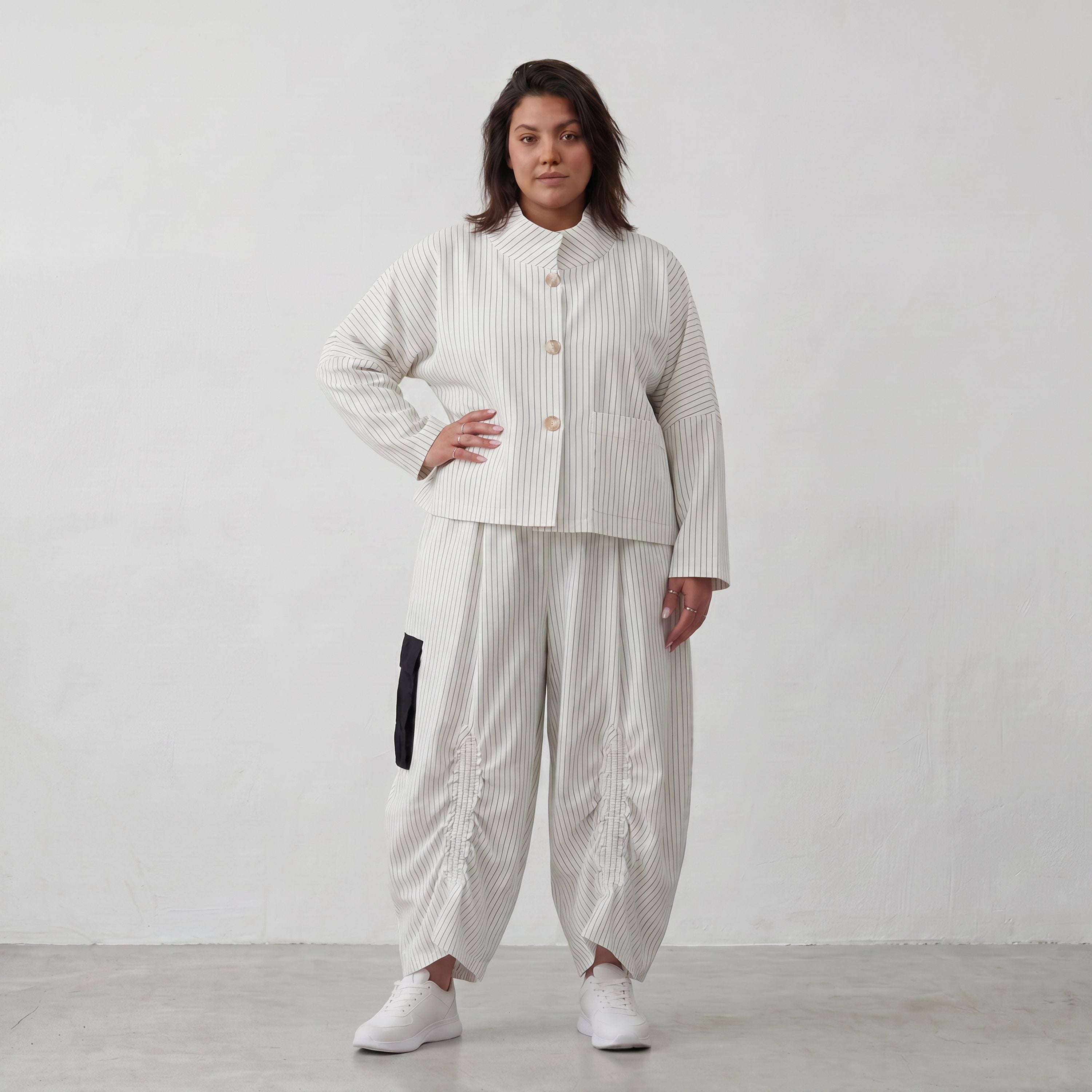 Kastige Bengaline Jacke in Weiß/Schwarz mit 3/4-Arm Stehkragen und praktischen Taschen
