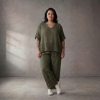 Zeitlose Khaki Leinenhose im entspannten Lagenlook mit besonderem Strickdetail Oversize