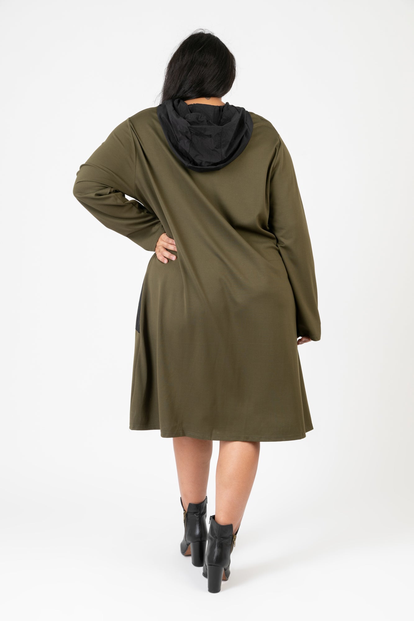  Kleid von Pomme Rouge aus Viskose in gerader Form, C6635, Khaki-Schwarz, Schick, Modern