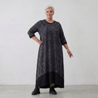 Kleid dunkel im Zebralook aus Travellerjersey mit 3/4-Ärmeln geradem Schnitt und Taschen