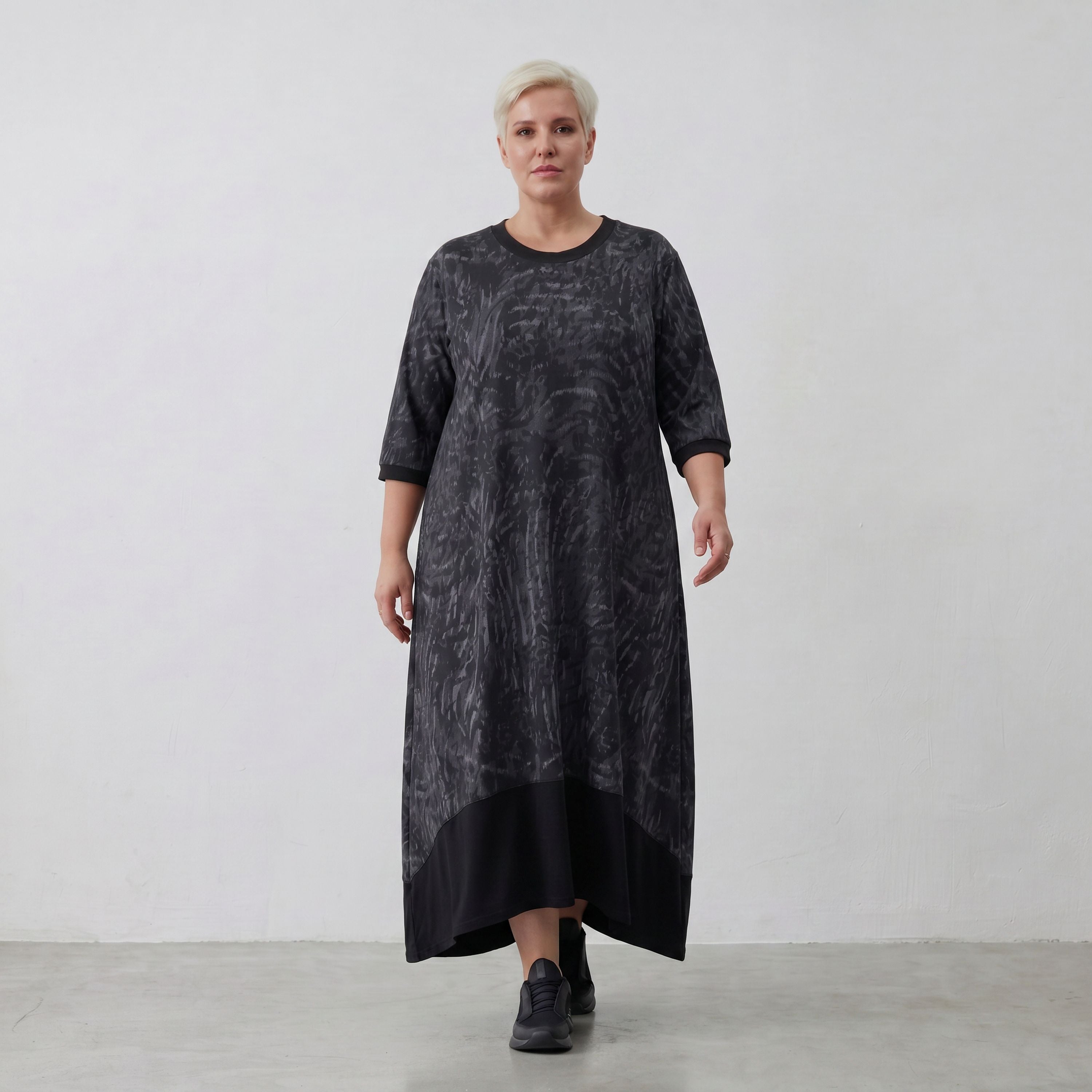 Kleid dunkel im Zebralook aus Travellerjersey mit 3/4-Ärmeln geradem Schnitt und Taschen