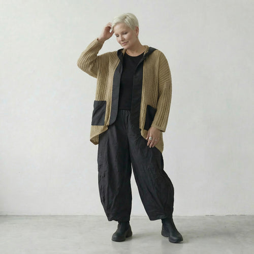 Fein gestrickte leichte Lagenlook Jacke im Oversize Stil mit Schalkragen und Memorytaft, Sand/Schwarz