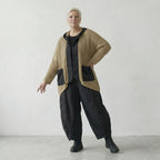 Fein gestrickte leichte Lagenlook Jacke im Oversize Stil mit Schalkragen und Memorytaft, Sand/Schwarz