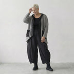 Luftig gestrickte Oversize Jacke im Lagenlook mit feiner Lochstruktur und Memorytaft, Grau/Schwarz