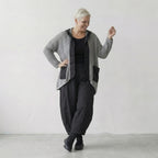 Luftig gestrickte Oversize Jacke im Lagenlook mit feiner Lochstruktur und Memorytaft, Grau/Schwarz