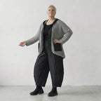 Luftig gestrickte Oversize Jacke im Lagenlook mit feiner Lochstruktur und Memorytaft, Grau/Schwarz