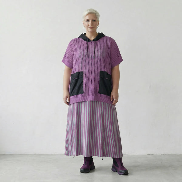 Luftiges Oversize Baumwollshirt im zeitlosen Lagenlook mit feiner Struktur und Kapuze, Beere/Schwarz
