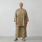 Ausgefallenes Oversize Big Shirt in A-Form mit feiner Biesen Musterung aus Baumwoll-Popeline, Camel