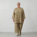Ausgefallenes Oversize Big Shirt in A-Form mit feiner Biesen Musterung aus Baumwoll-Popeline, Camel