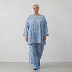 Luftig-leichte Lagenlook Hose aus feiner Baumwollpopeline mit weitem Schnitt und Batikmuster, Himmelblau