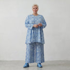 Luftig-leichte Lagenlook Hose aus feiner Baumwollpopeline mit weitem Schnitt und Batikmuster, Himmelblau