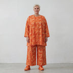 Leichtes Oversize Lagenlook Shirt aus feiner Baumwoll Popeline mit Batikmuster und Nahttaschen, Orange