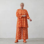 Leichtes Oversize Lagenlook Shirt aus feiner Baumwoll Popeline mit Batikmuster und Nahttaschen, Orange