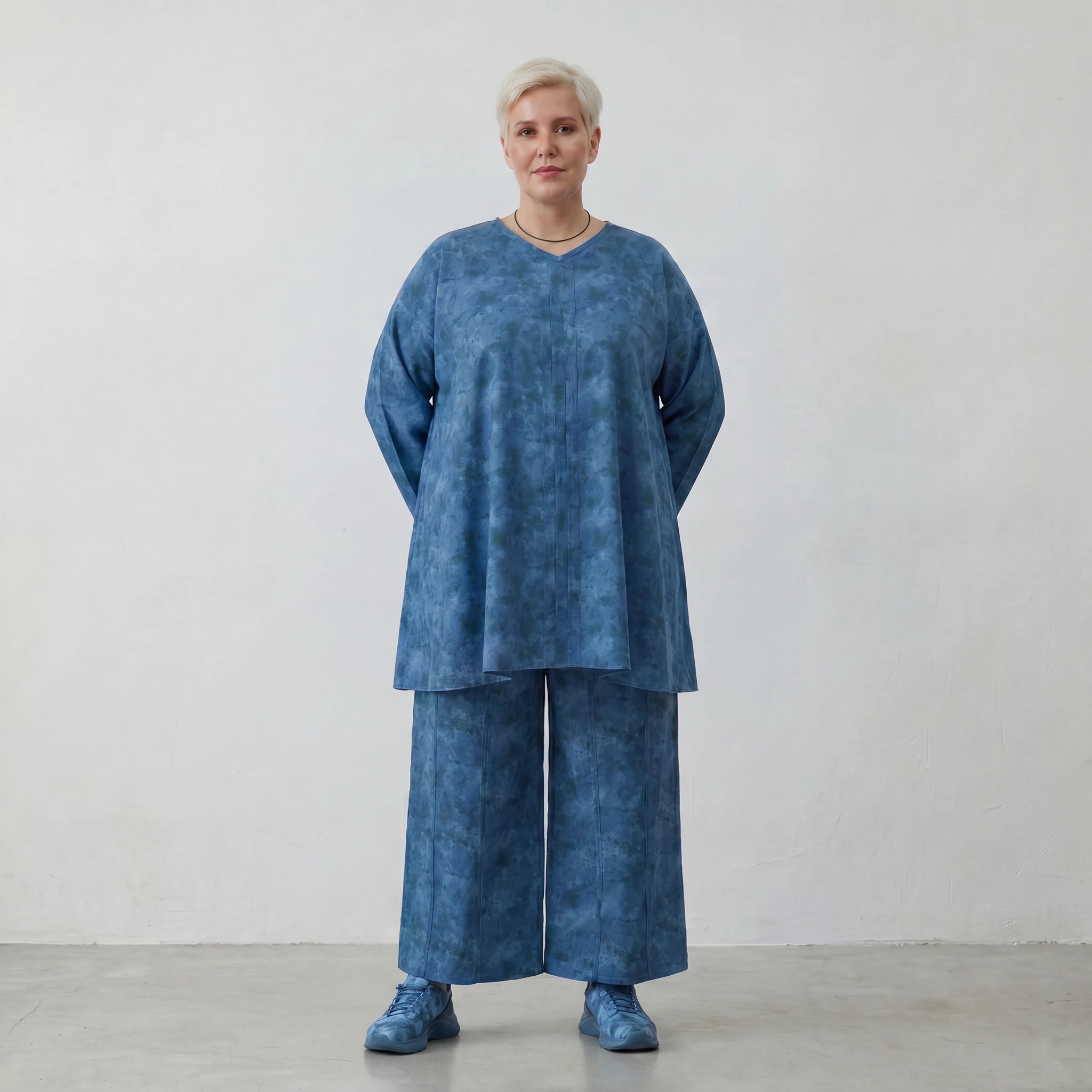 Zeitloses Lagenlook Oversize A-Form Shirt aus feiner Baumwollpopeline mit Batikmuster, Petrol