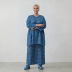 Zeitloses Lagenlook Oversize A-Form Shirt aus feiner Baumwollpopeline mit Batikmuster, Petrol