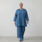 Zeitloses Lagenlook Oversize A-Form Shirt aus feiner Baumwollpopeline mit Batikmuster, Petrol