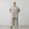 Luftig leichte Lagenlook Hose aus feiner Baumwollpopeline mit weitem Bein und Batikmuster, Sand