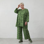 Stilvolles Oversize Lagenlook Shirt aus feiner, leichter Baumwollpopeline mit Batikmuster, Smaragdgrün