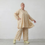 Luftiges Oversize Shirt aus feiner Popeline Baumwolle im ausgefallenen Lagenlook mit Batik Muster, Vanille