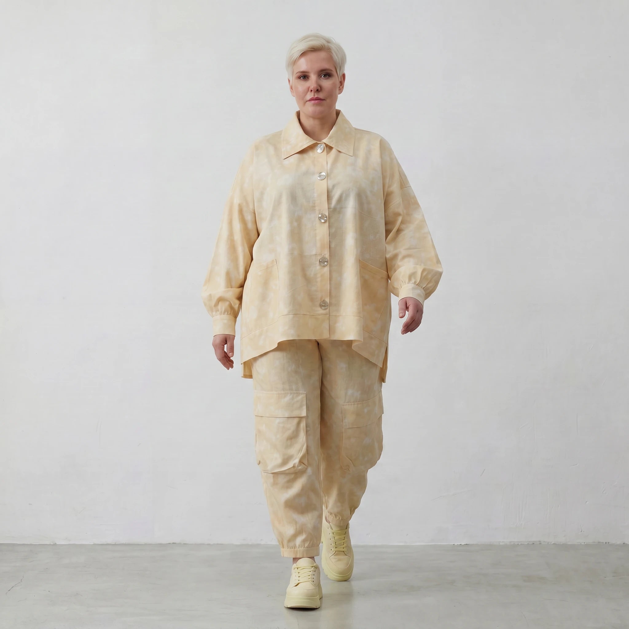 Luftige Oversize Bluse in A-Form aus feiner Baumwollpopeline mit angesagtem Batikmuster, Vanille