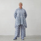 Legere Glockenform Lagenlook Bluse aus feiner, luftiger Baumwoll-Popeline mit Batikmuster, Jeansblau