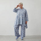 Legere Glockenform Lagenlook Bluse aus feiner, luftiger Baumwoll-Popeline mit Batikmuster, Jeansblau