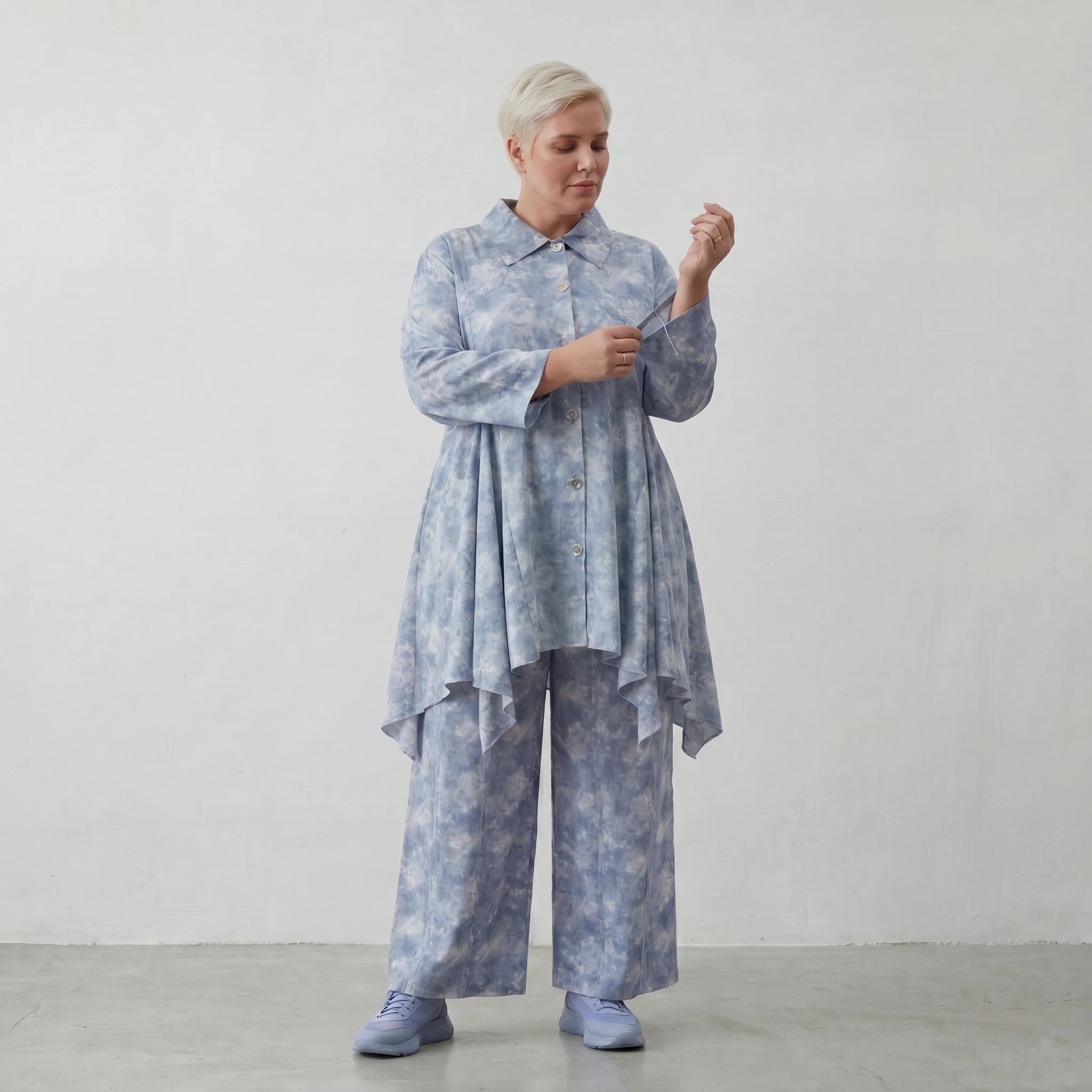 Legere Glockenform Lagenlook Bluse aus feiner, luftiger Baumwoll-Popeline mit Batikmuster, Jeansblau