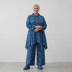 Luftige Lagenlook Bluse mit moderner Glockenform aus feiner Popeline Baumwolle, Batikmuster, Petrol