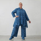 Luftige Lagenlook Bluse mit moderner Glockenform aus feiner Popeline Baumwolle, Batikmuster, Petrol