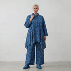Luftige Lagenlook Bluse mit moderner Glockenform aus feiner Popeline Baumwolle, Batikmuster, Petrol
