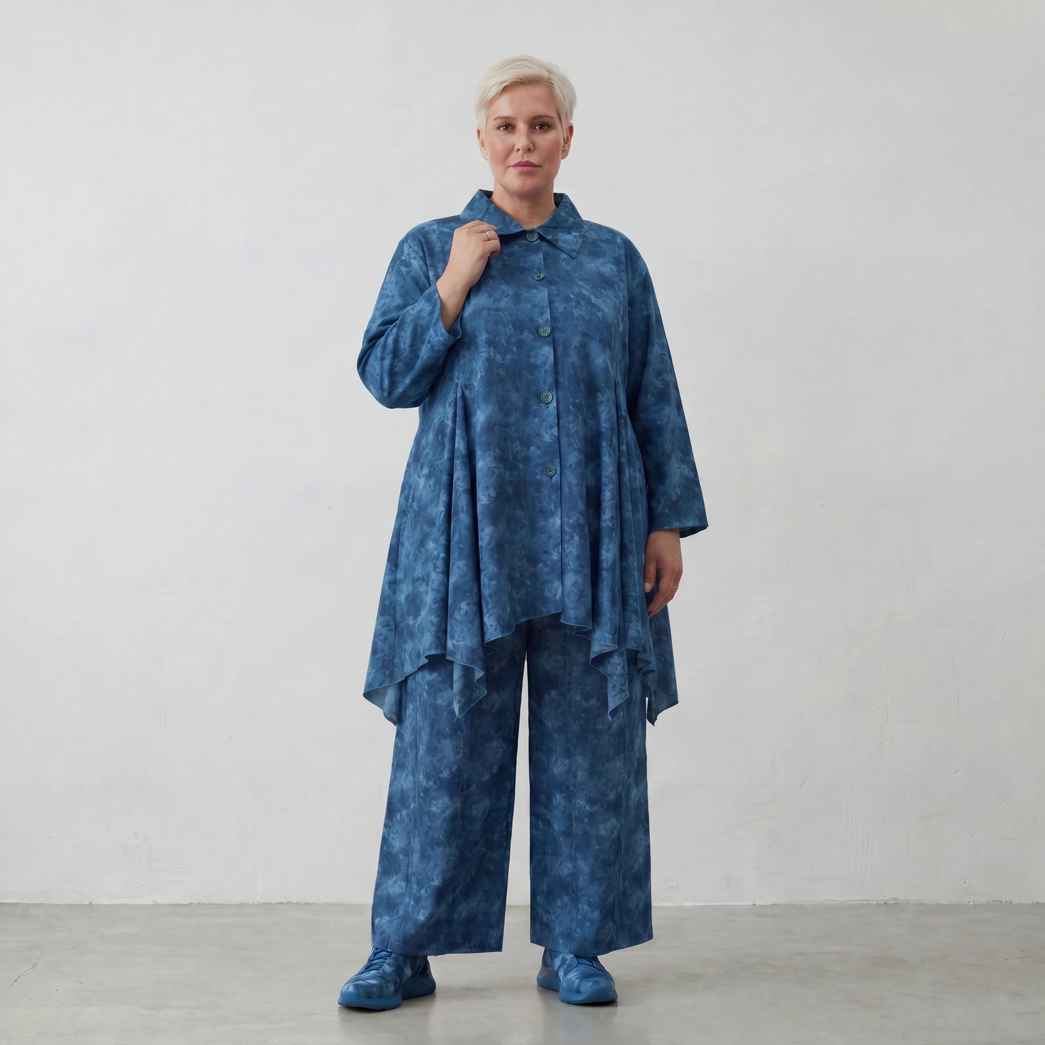 Luftige Lagenlook Bluse mit moderner Glockenform aus feiner Popeline Baumwolle, Batikmuster, Petrol