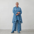 Glockenförmige Oversize Bluse aus luftiger Baumwoll-Popeline mit raffinierter Batik-Optik, Aquablau
